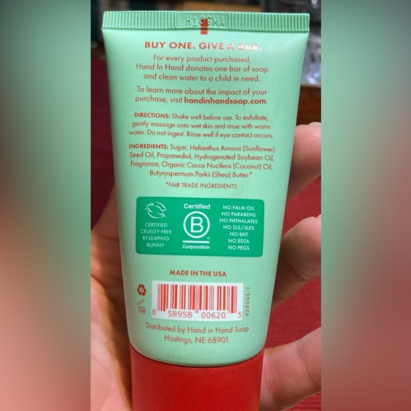 NWT Set Of Two 2oz Bottles Hand In Hand Sugar Scrub Juniper Berry - Picture 6 of 6